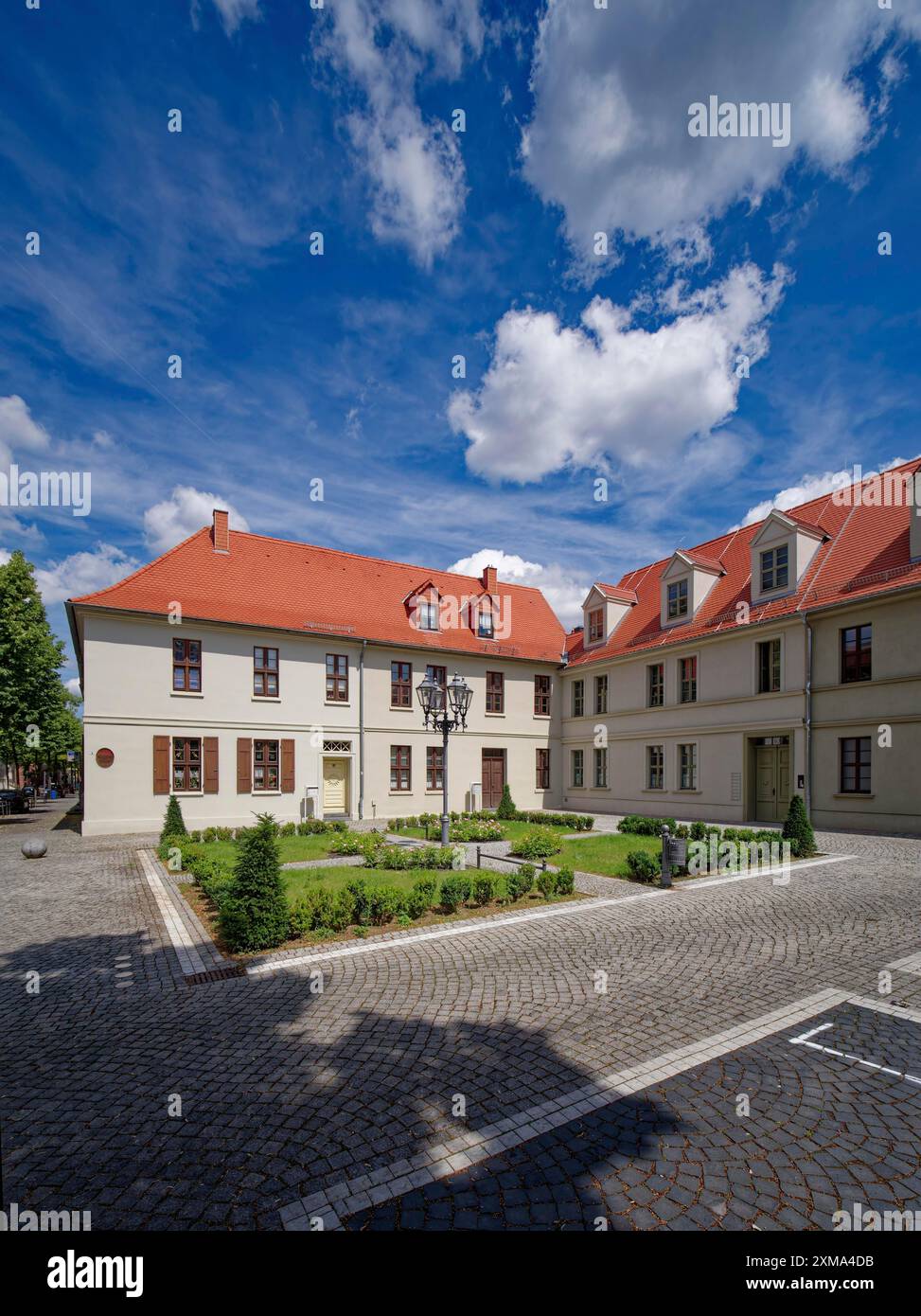 Complesso architettonico Wallstrasse su Bachplatz, edificio standardizzato del XVIII secolo, Koethen, Sassonia-Anhalt, Germania Foto Stock