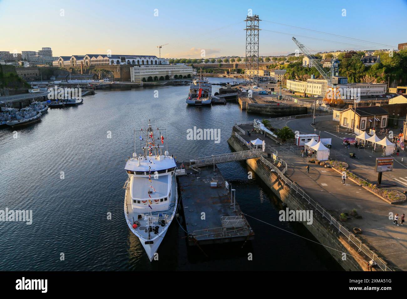 Nave di soccorso e assistenza della Marina francese BSAM Garonne e nave di ricerca archeologica Andre Malraux sul fiume Penfeld, vista dal Pont de Foto Stock