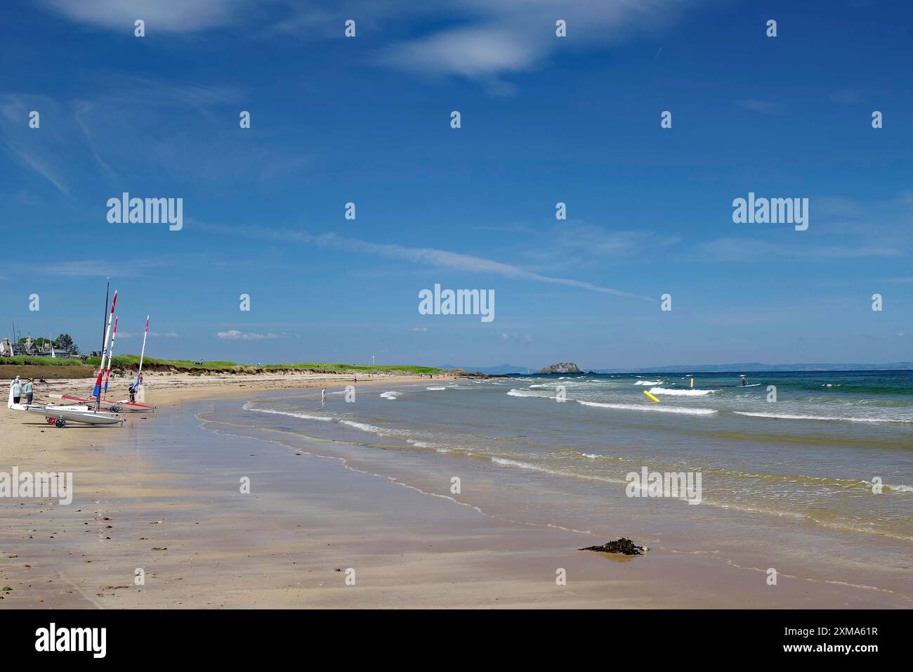 Spiaggia tranquilla con barche sulla riva e cielo blu con nuvole sparse, North Berwick, Scozia, Regno Unito Foto Stock