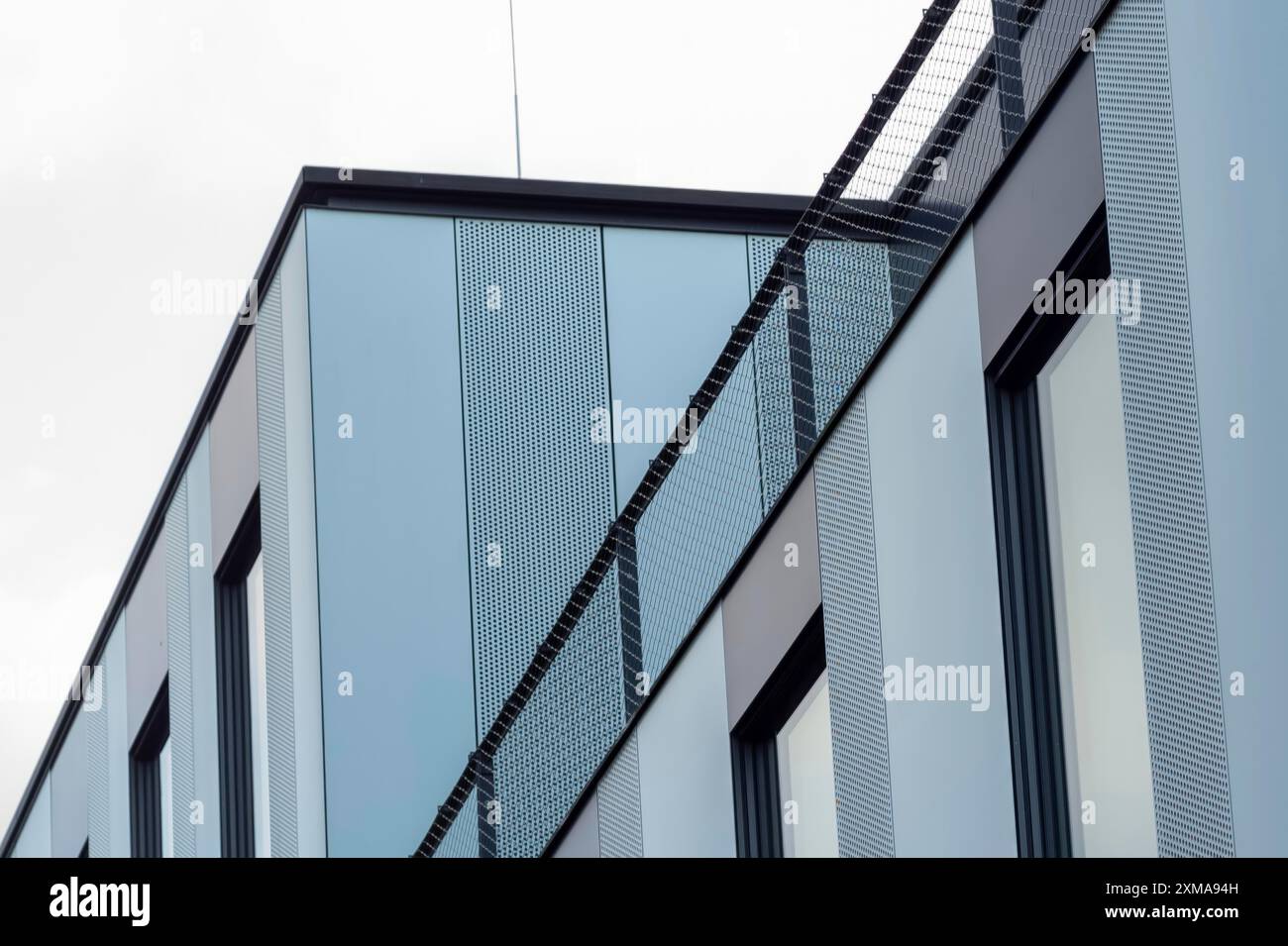 Edificio moderno con grandi finestre e suggestivo schema diagonale Foto Stock