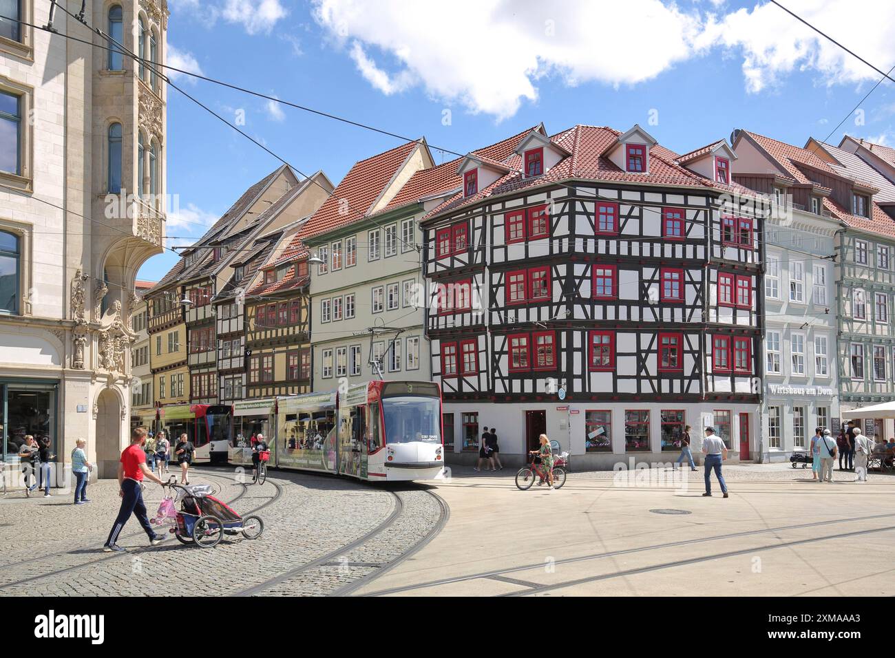 Case in legno con tram e persone con carrozzine, rotaie, Marktstrasse, Domplatz, Erfurt, Turingia, Germania Foto Stock