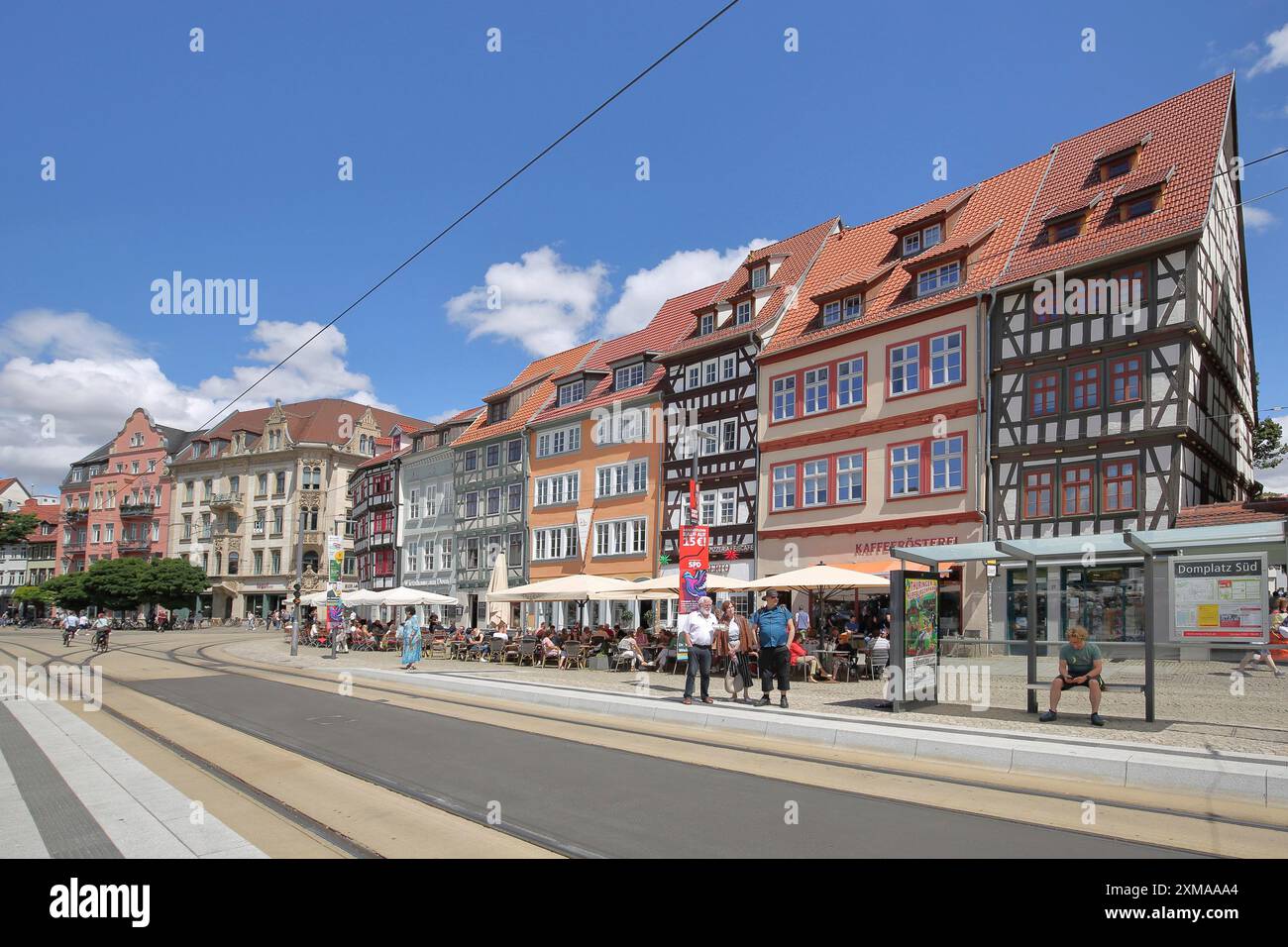 Case in legno alla fermata del tram con pub e gente, Domplatz Sued, Erfurt, Turingia, Germania Foto Stock