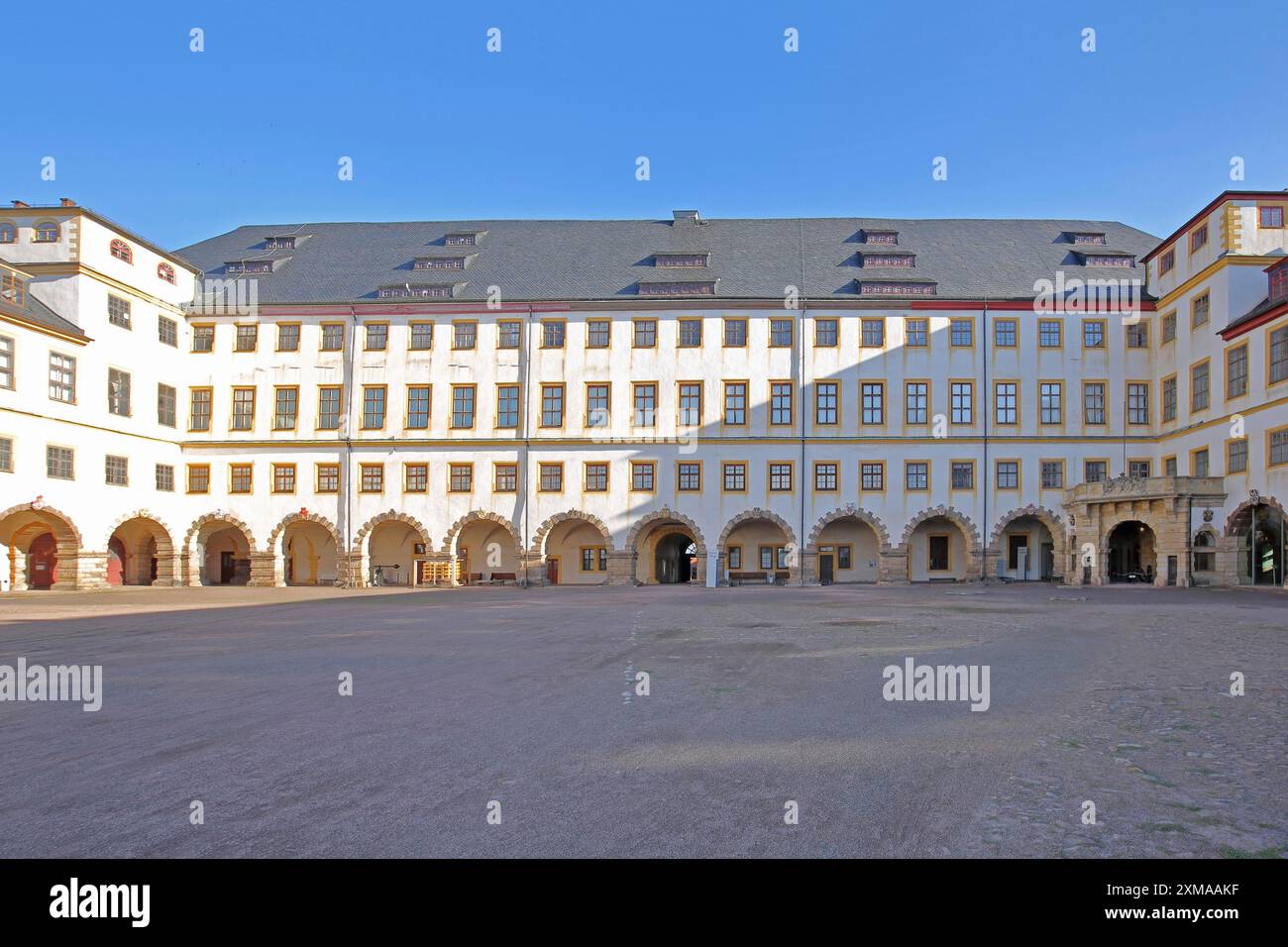 Cortile interno con porticato del castello barocco di Friedenstein, Gotha, Turingia, Germania Foto Stock