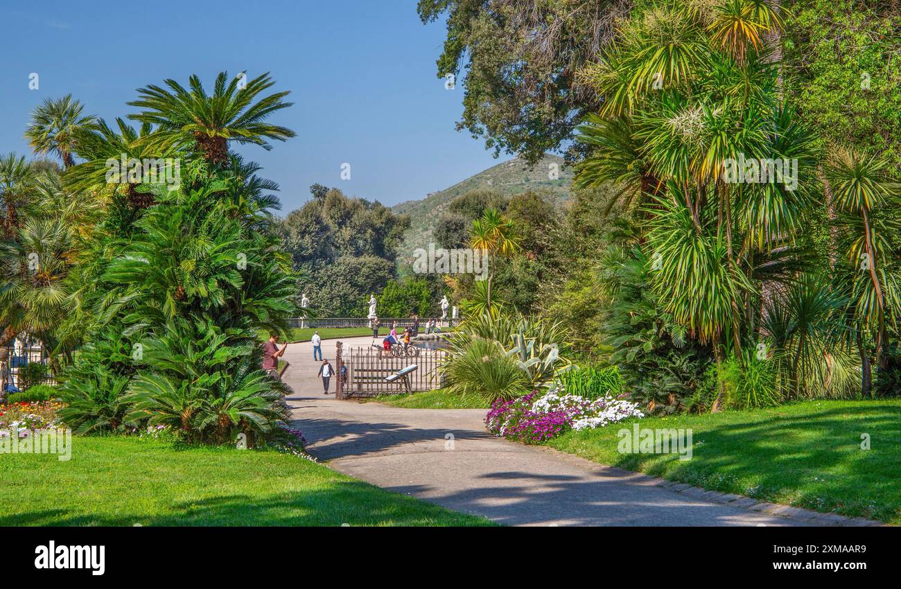 Giardino inglese nel parco di montagna della Reggia Palazzo reale, Versailles italiana, Caserta, Campania, Italia Foto Stock