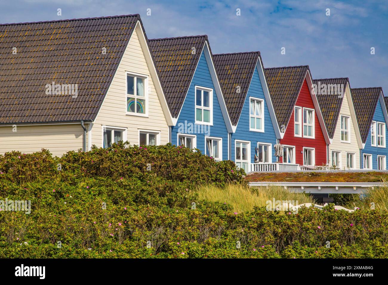Colorate case vacanza all'ingresso del villaggio, Hoernum, Sylt Foto Stock
