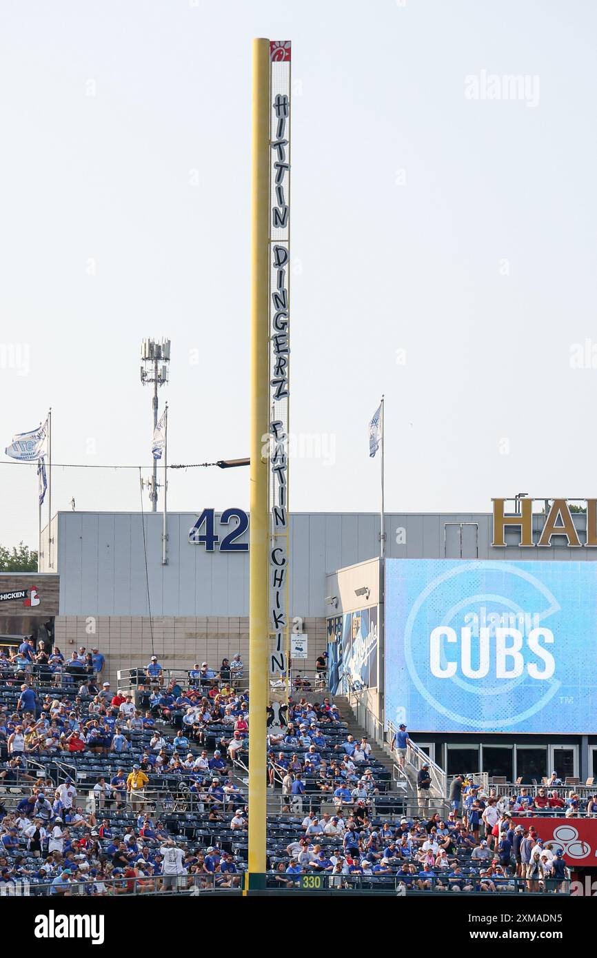Kansas City, Missouri, Stati Uniti. 26 luglio 2024. Una visione generale della pole foul del campo sinistro prima di una partita tra i Kansas City Royals e i Chicago Cubs al Kauffman Stadium di Kansas City, Missouri. David Smith/CSM/Alamy Live News Foto Stock