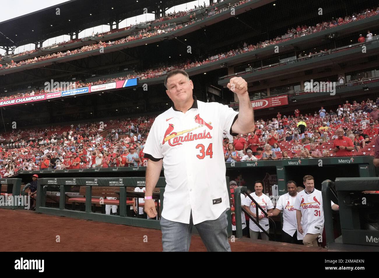 St. Louis, Stati Uniti. 26 luglio 2024. L'ex lanciatore dei St. Louis Cardinals Steve Klein scende in campo mentre viene presentato durante le cerimonie che celebrano la squadra delle World Series dei St. Louis Cardinals del 2004 prima dei Washington Nationals-St. Partita di baseball dei Louis Cardinals al Busch Stadium di St. Louis venerdì 26 luglio 2024. Foto di Bill Greenblatt/UPI credito: UPI/Alamy Live News Foto Stock