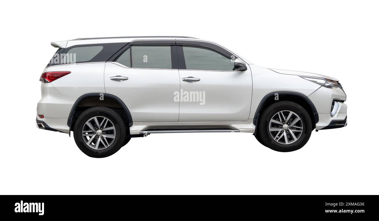 La vista laterale del SUV bianco è isolata su sfondo bianco con percorso di ritaglio. Foto Stock
