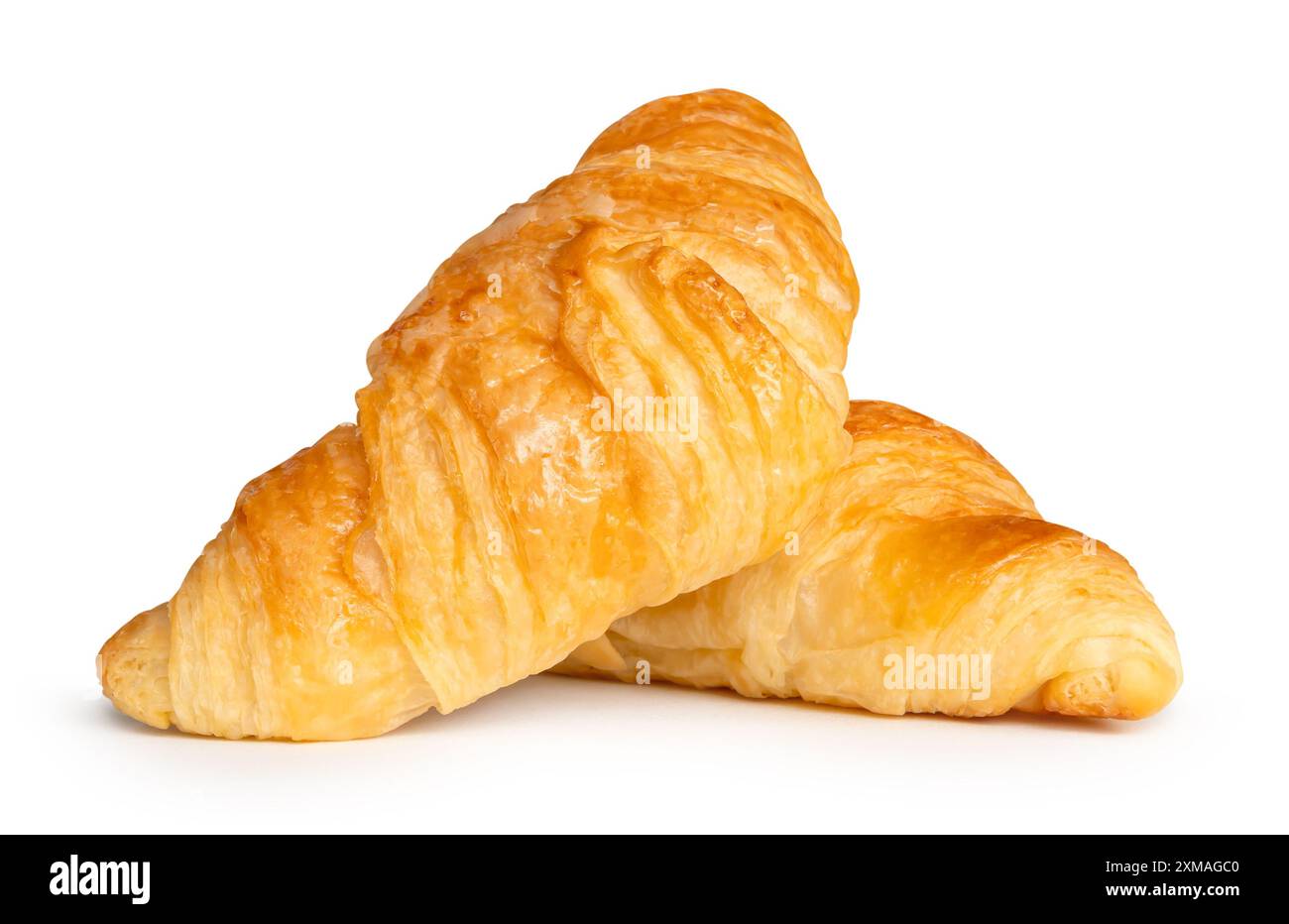 La vista laterale dei croissant dorati nella pila è isolata su sfondo bianco con percorso di ritaglio. Foto Stock