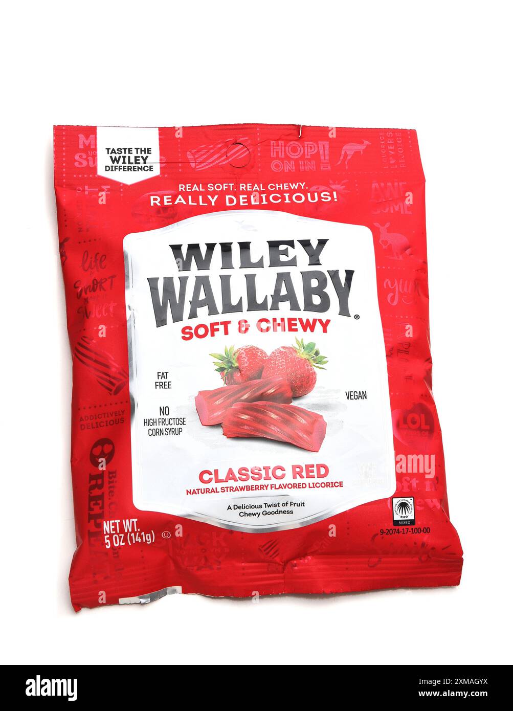 IRVINE, CALIFORNIA - 7 LUGLIO 2024: Un sacchetto di Wiley Wallaby Classic Red Licorice. Foto Stock
