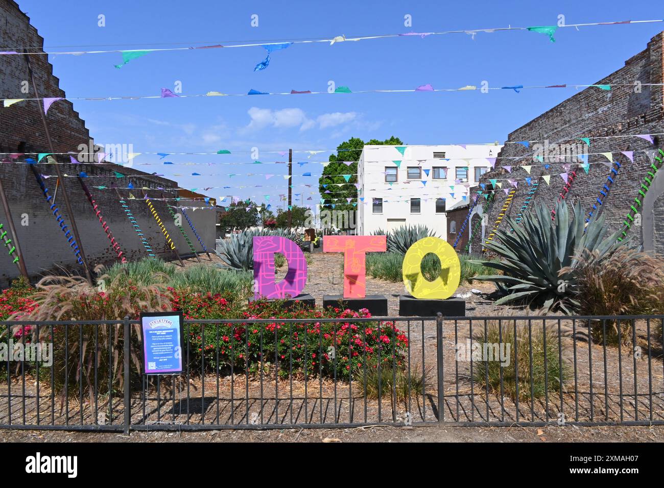 ONTARIO, CALIFORNIA - 14 LUGLIO 2024: Il centro di Ontario, DTO, è un quartiere adatto alle famiglie con ristoranti, negozi, divertimenti e servizi professionali Foto Stock