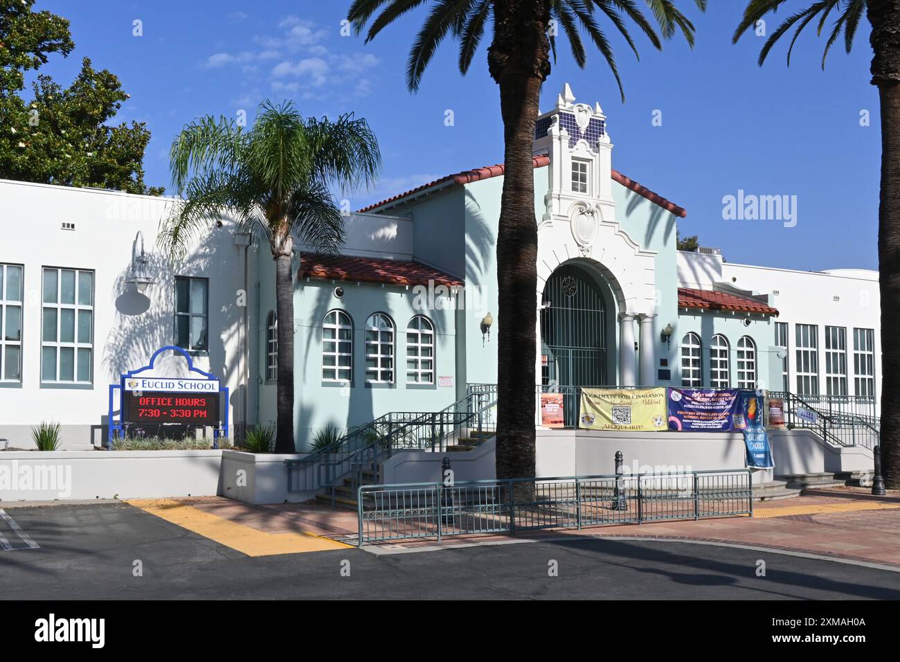 ONTARIO, CALIFORNIA - 14 LUGLIO 2024: Ingresso principale della Euclid Elementary School su Euclid Avenue. Foto Stock