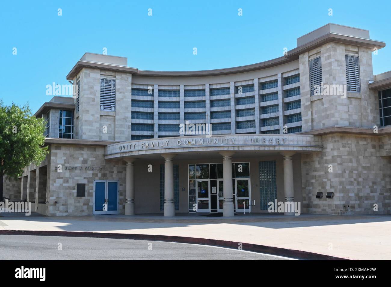 ONTARIO, CALIFORNIA - 14 LUGLIO 2024: La Ovitt Family Community Library adiacente alla Town Square. Foto Stock