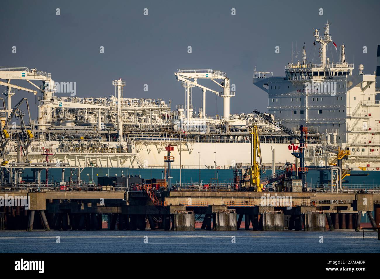 La Hoeegh Esperanza, una nave per lo stoccaggio e la vaporizzazione di GNL, è ormeggiata presso il terminale GNL vicino a Wilhelmshaven, convertendo il gas naturale liquefatto Foto Stock