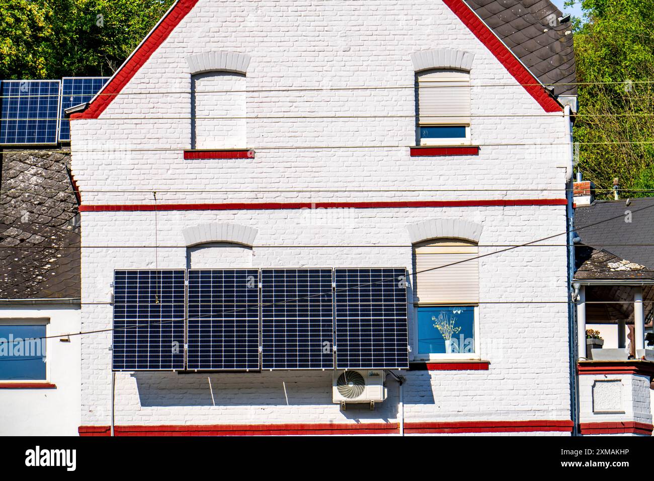 Sistema solare sulla parete esterna di un edificio residenziale Foto Stock