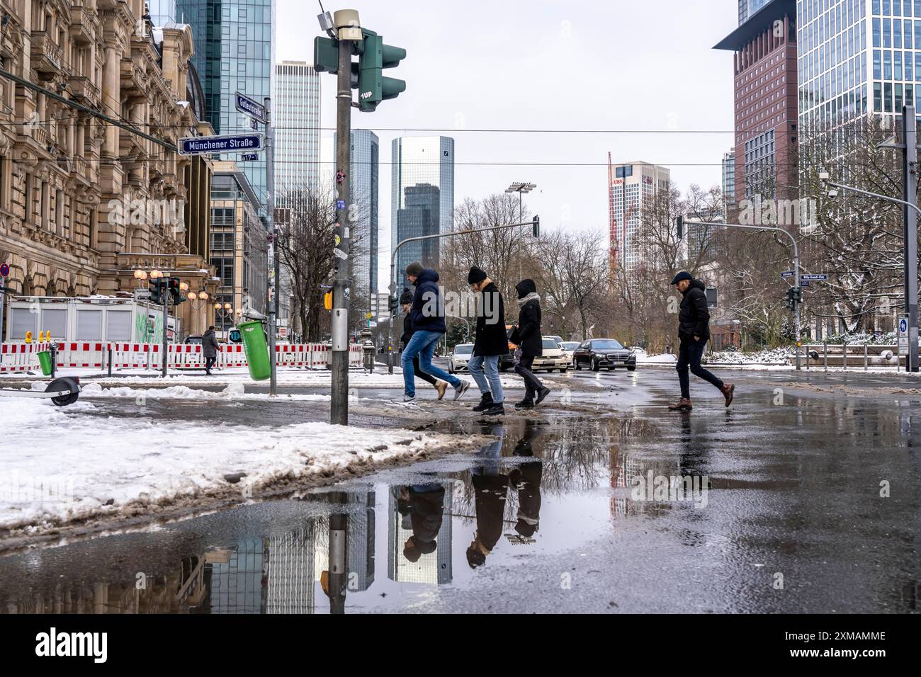 Inverno in città, via Gallusanlage, pozzanghere, pozze d'acqua, acqua di fusione, Pedestrians, Francoforte, Assia, Germania Foto Stock