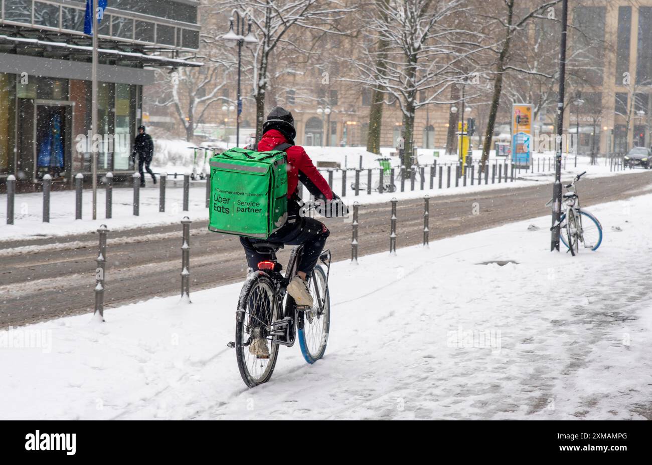Inverno a Francoforte, Uber Eats, servizio di consegna in bicicletta, nel distretto bancario, Assia, Germania Foto Stock