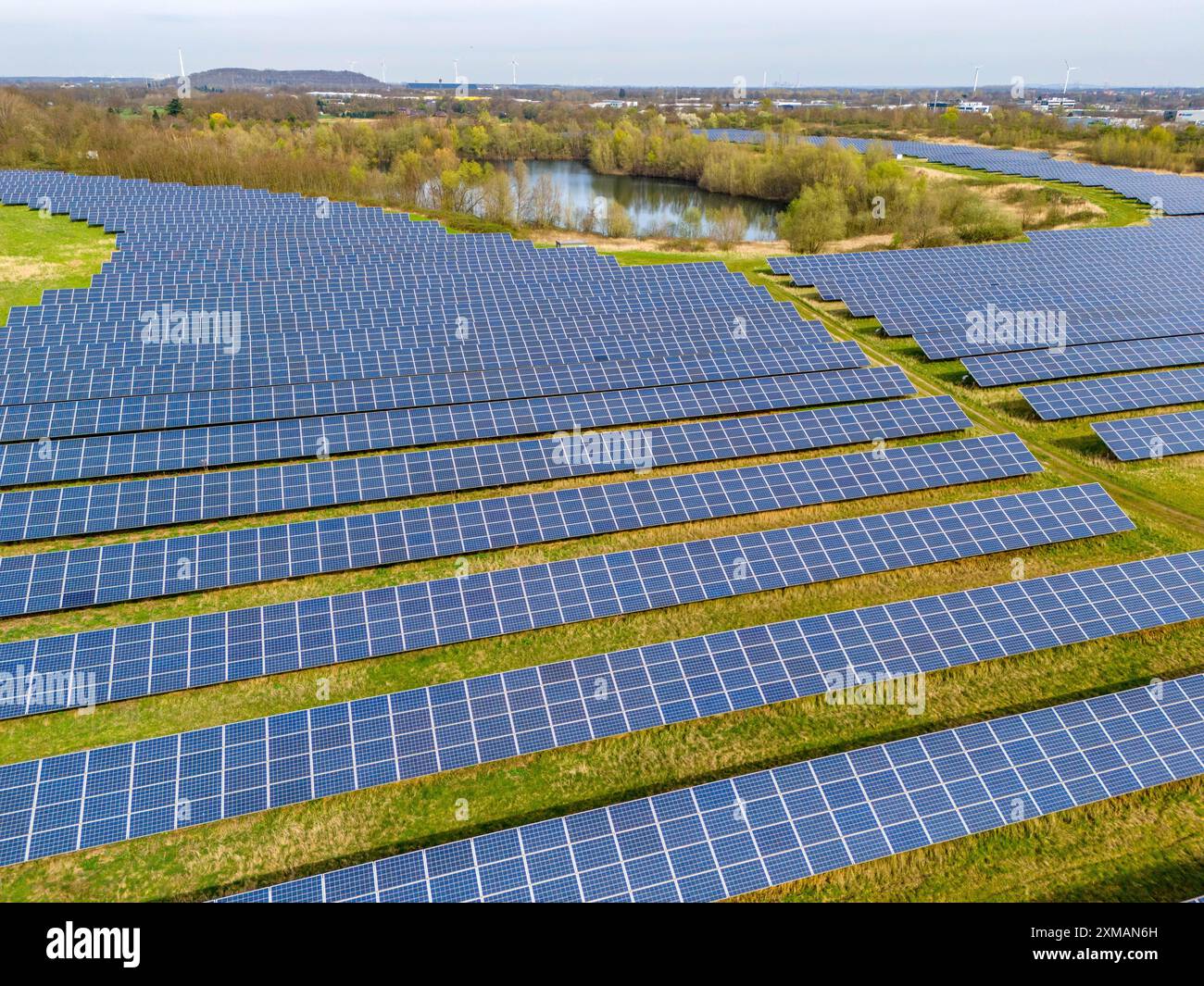 Parco solare di Muehlenfeld, vicino a Neukirchen-Vluyn, oltre 000 moduli solari distribuiti su 24 ettari, generando 3,5 milioni di kilowattora all'anno Foto Stock