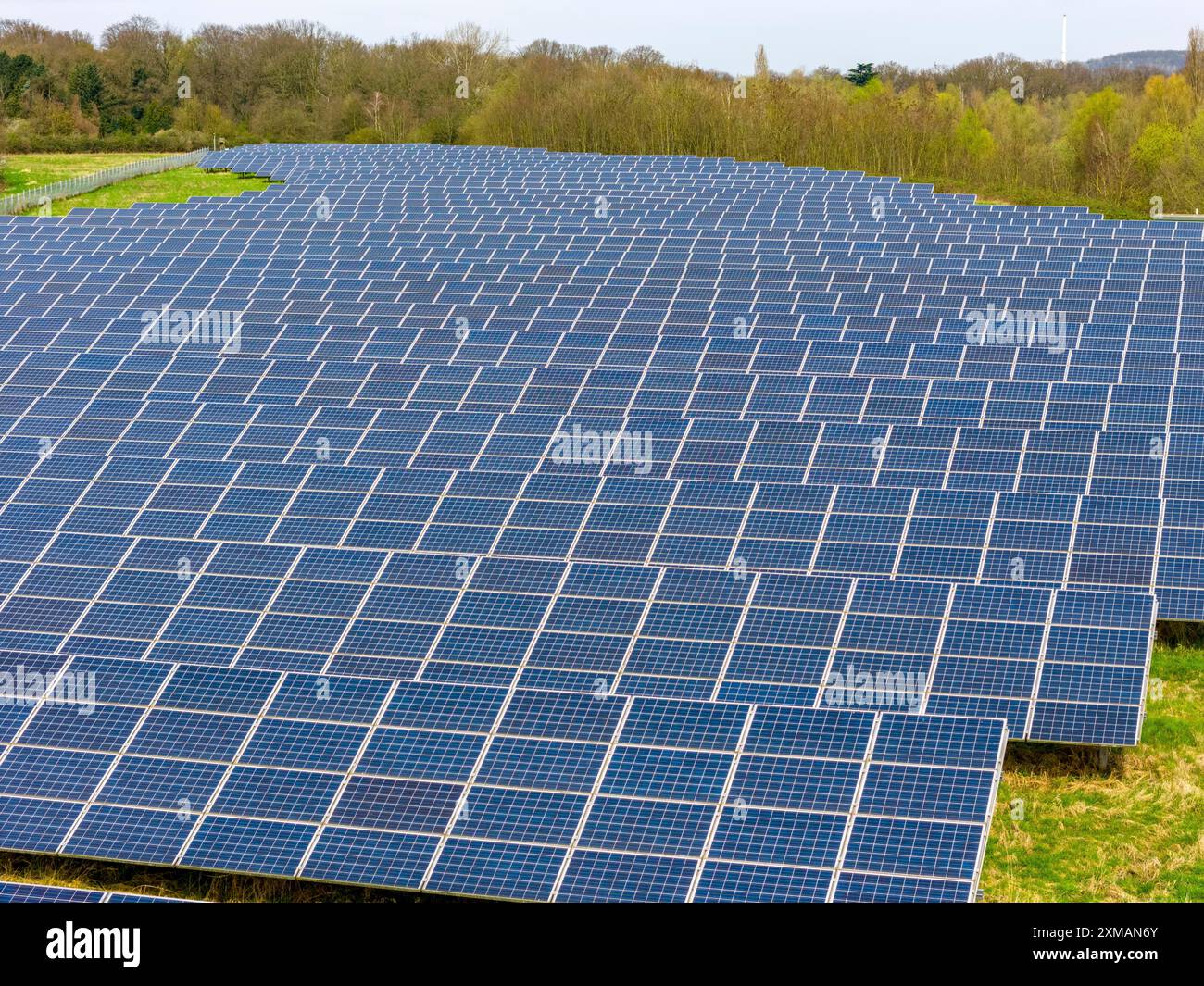 Parco solare di Muehlenfeld, vicino a Neukirchen-Vluyn, oltre 000 moduli solari distribuiti su 24 ettari, generando 3,5 milioni di kilowattora all'anno Foto Stock