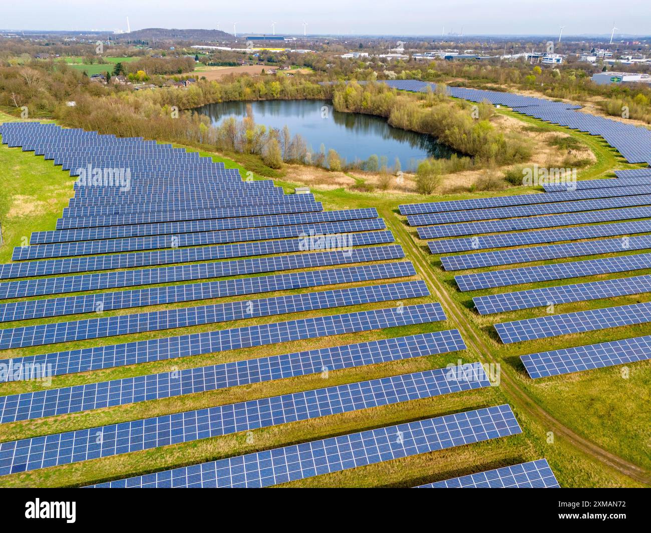 Parco solare di Muehlenfeld, vicino a Neukirchen-Vluyn, oltre 000 moduli solari distribuiti su 24 ettari, generando 3,5 milioni di kilowattora all'anno Foto Stock