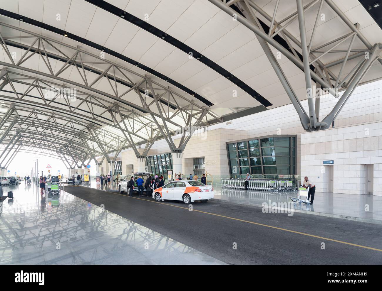 Ingresso alla sala delle partenze dell'aeroporto internazionale di Muscat, Oman Foto Stock