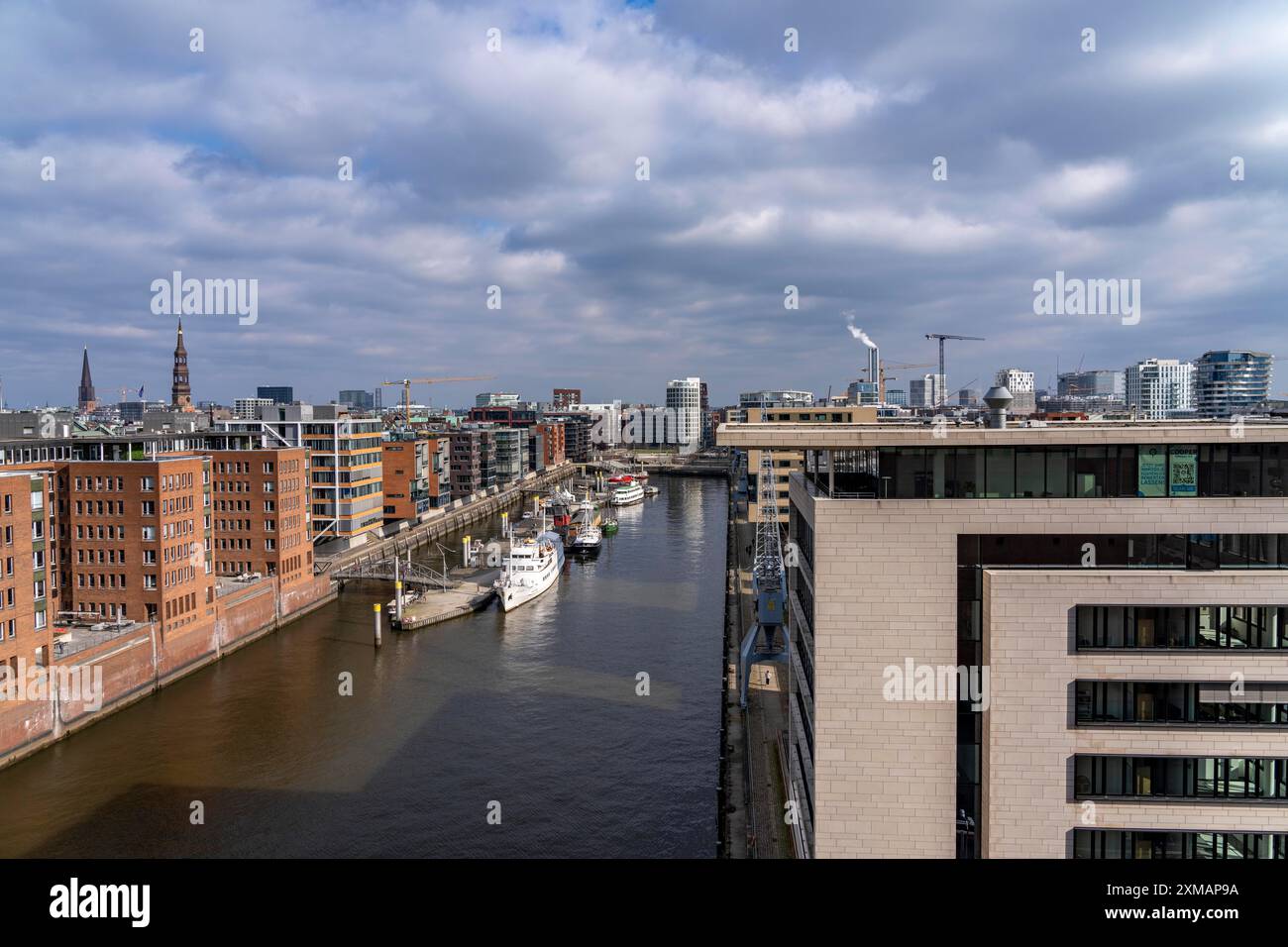 Sandtorhafen, porto navale tradizionale, HafenCity Hamburg, nuovo distretto sull'Elba, sul sito dell'ex porto franco, unità residenziali per 14 persone Foto Stock