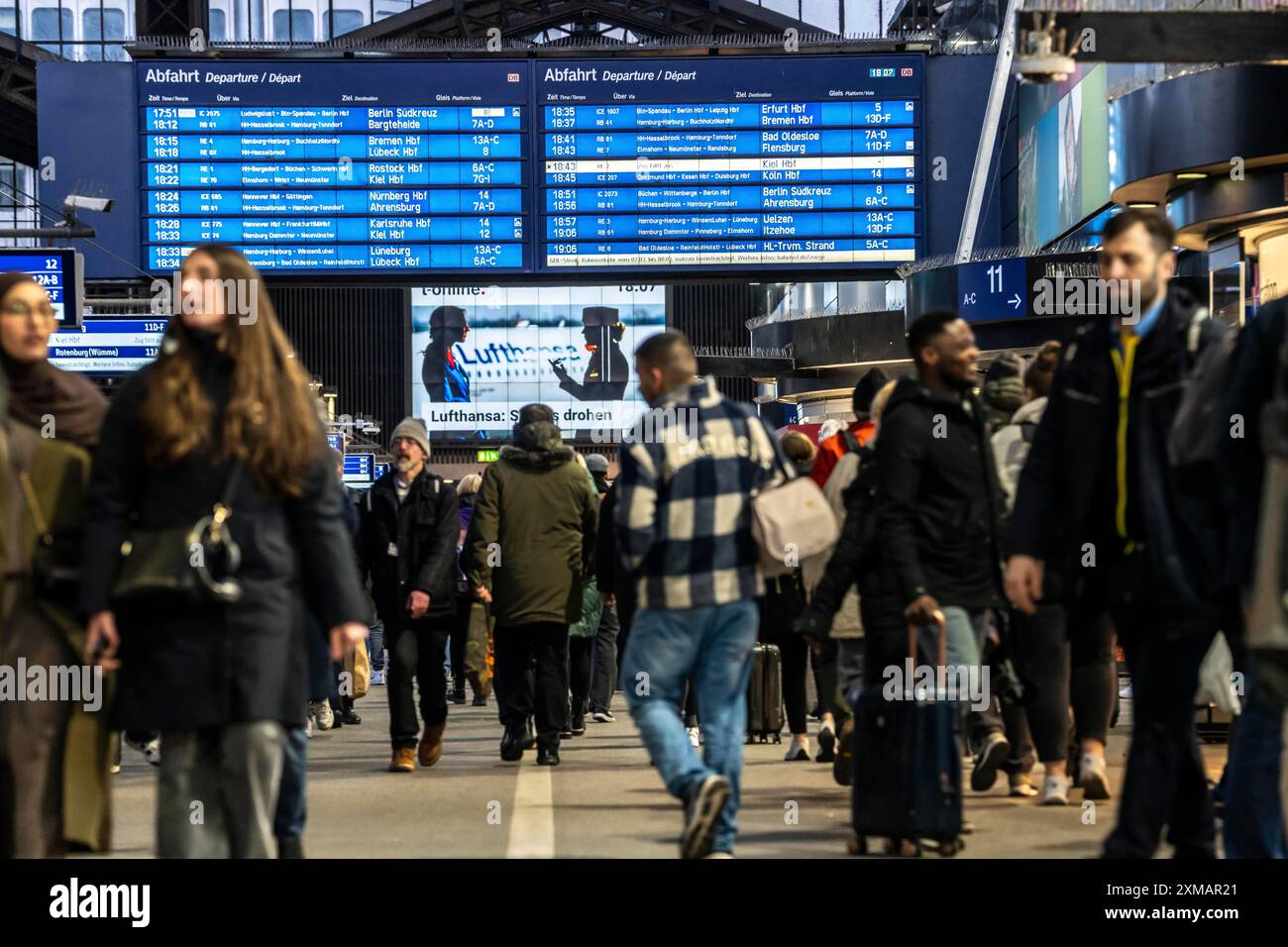 Bacheche presso la stazione centrale di Amburgo, ora di punta serale, di fronte a un'altra GDL, sciopero dei macchinisti, stazione completa, riferimento al VERDI Foto Stock