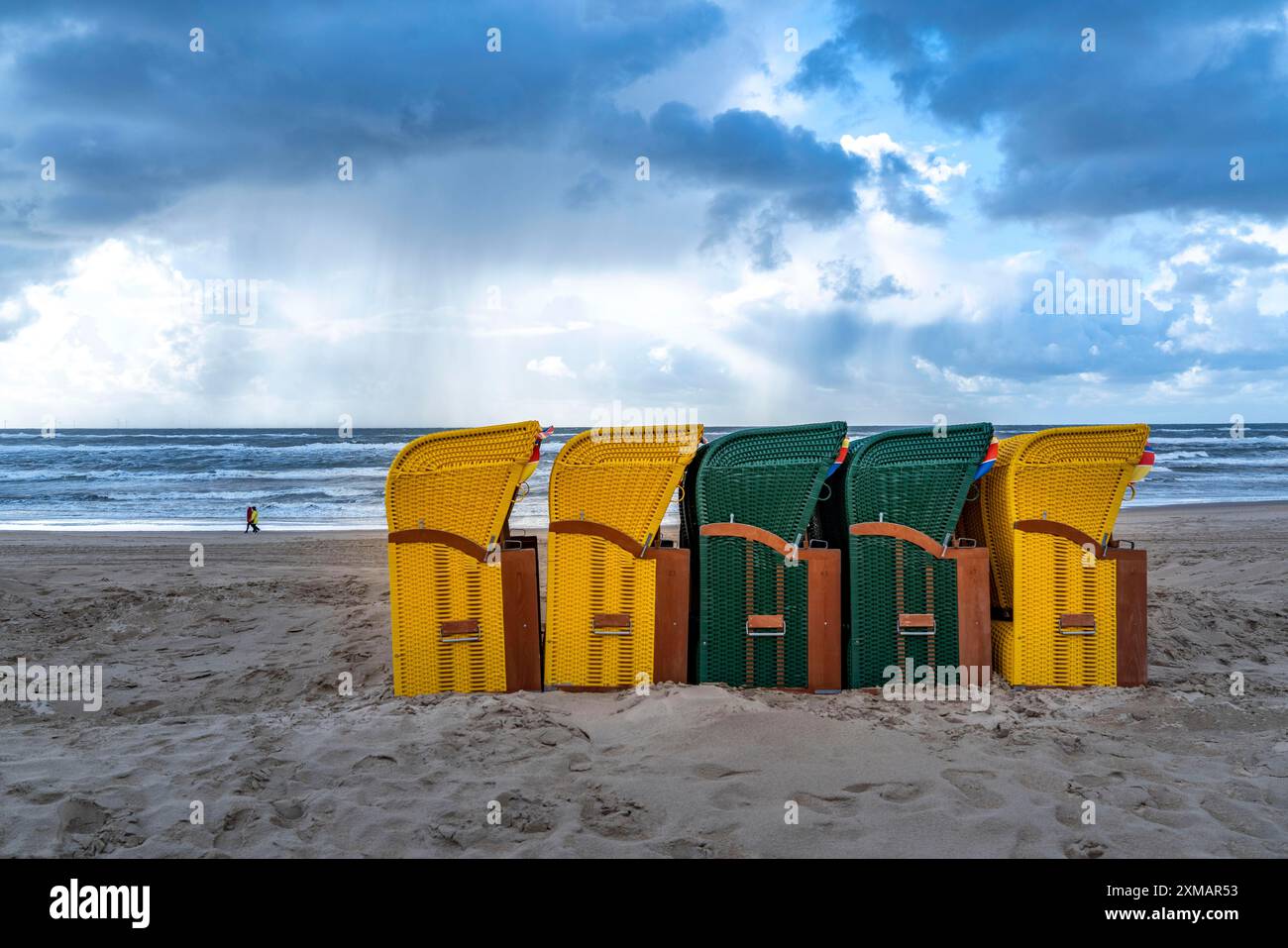 Fine stagione sulla spiaggia, nuvole di tempesta scure, mare instabile, autunno sul Mare del Nord nell'Olanda settentrionale, vicino a Egmond aan Zee, sedie a sdraio pronte per Foto Stock