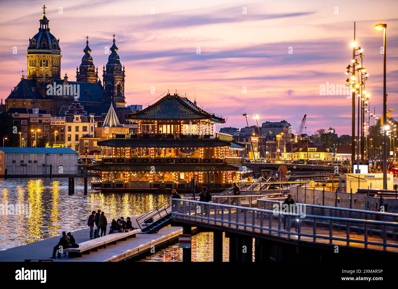 Amsterdam, Paesi Bassi, centro città, Basilica di San Nicola, nuovo quartiere sulla Oosterdokskade, nave ristorante Foto Stock
