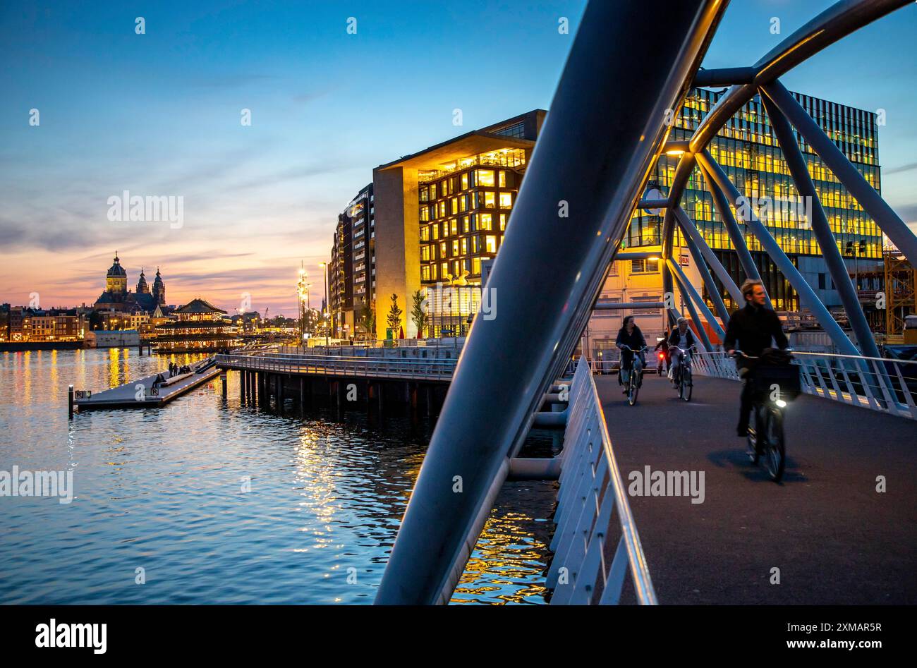 Amsterdam, Paesi Bassi, centro città, Basilica di San Nicola, nuovo quartiere sulla Oosterdokskade, nave ristorante Foto Stock