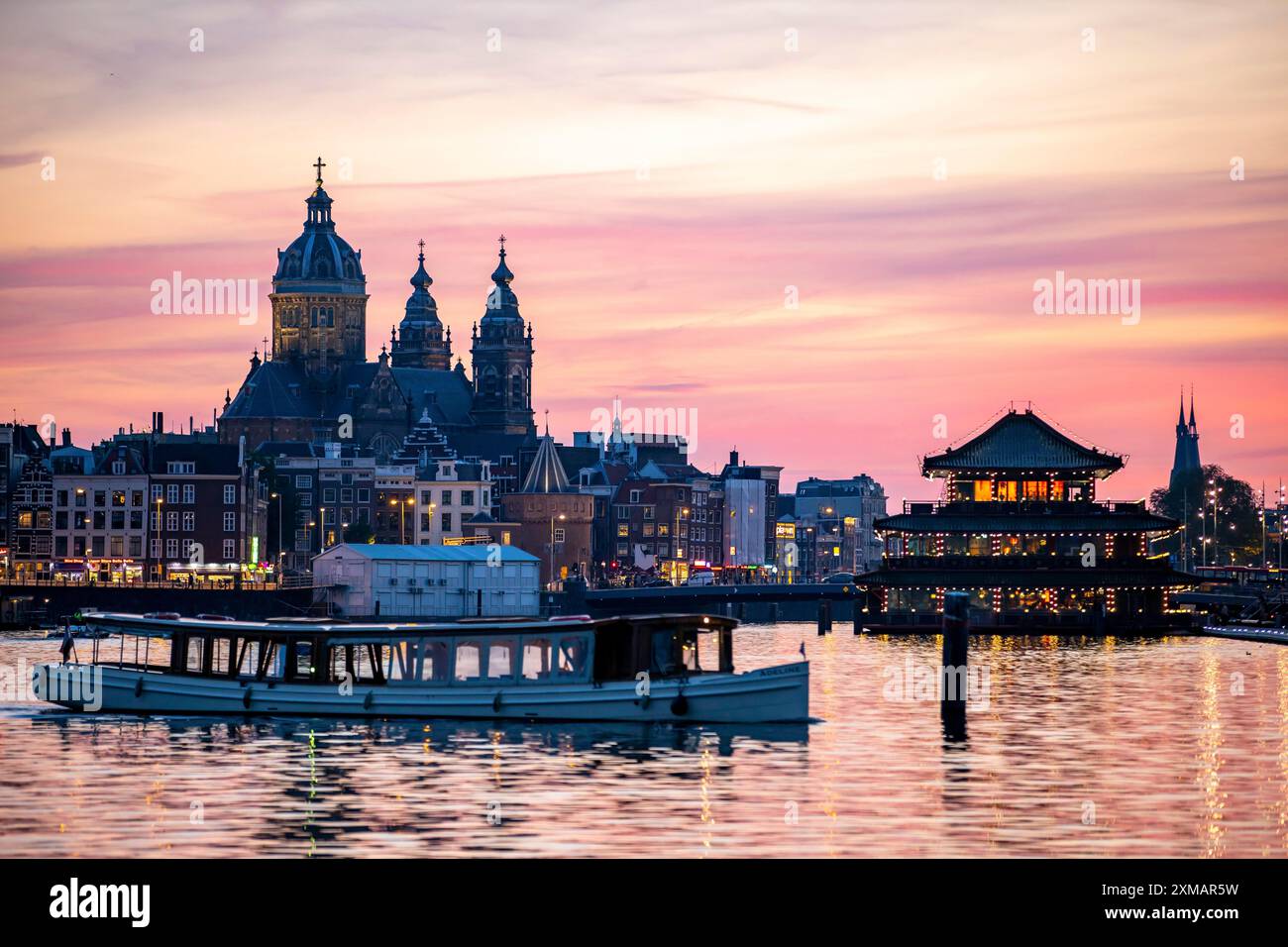 Amsterdam, Paesi Bassi, centro città, Basilica di San Nicola, ristorante barca, crociera sul canale Foto Stock