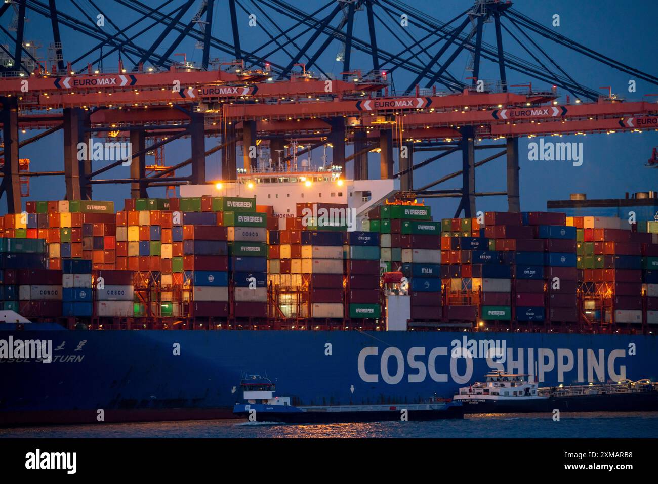 Nave container della compagnia di navigazione Cosco Shipping, CSCL SATURN, in fase di carico e scarico, terminal container Euromax, cargo container, in Foto Stock