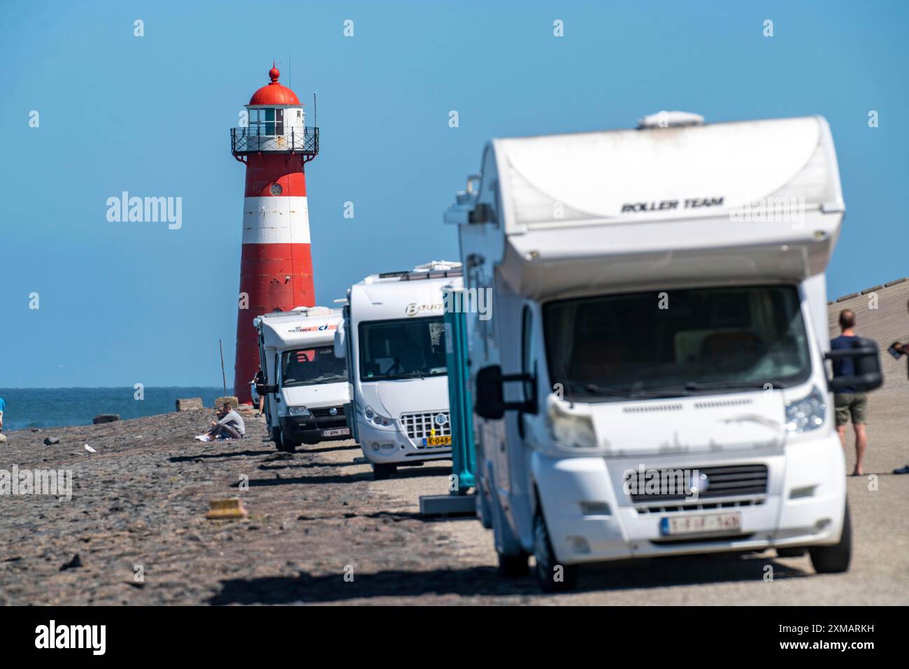 Diga del Mare del Nord vicino a Westkapelle, faro di Westkapelle Laag, parcheggio camper sulla diga, sito per roulotte diurne, provincia della Zelanda, Walcheren Foto Stock