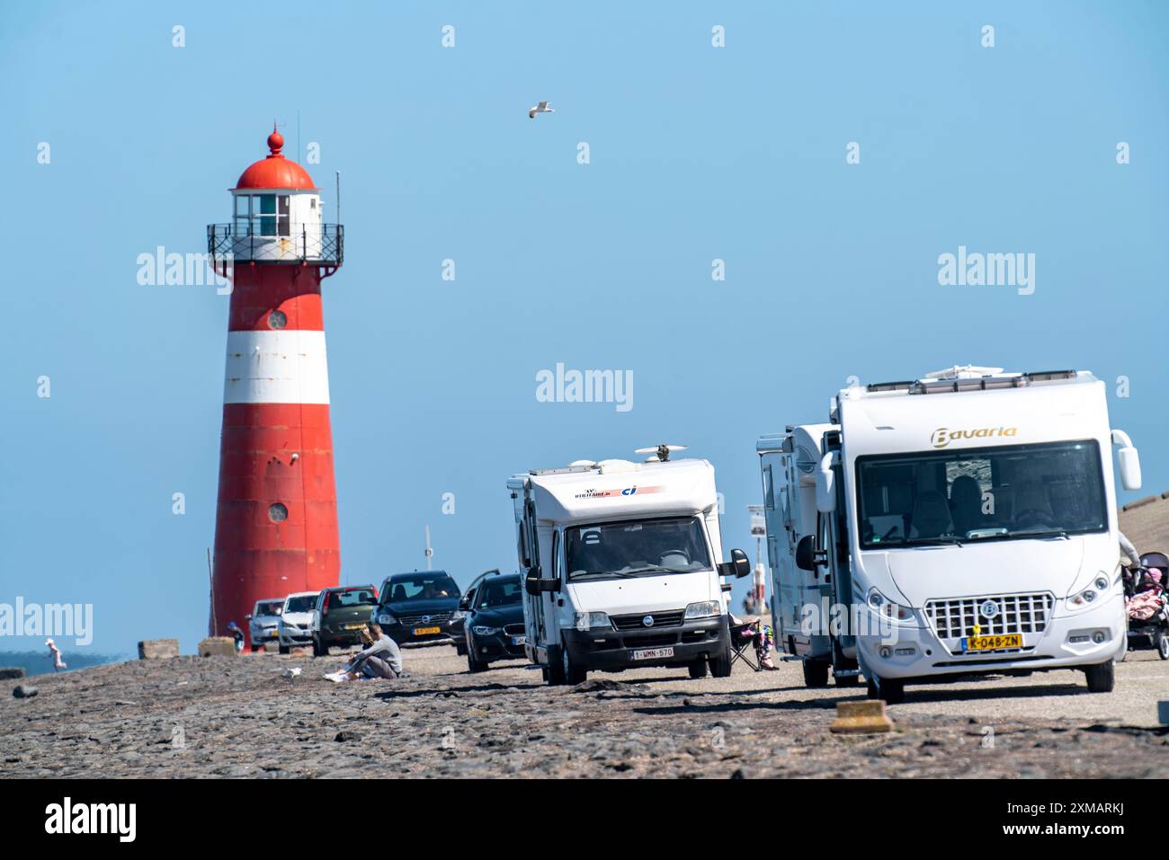 Diga del Mare del Nord vicino a Westkapelle, faro di Westkapelle Laag, parcheggio camper sulla diga, sito per roulotte diurne, provincia della Zelanda, Walcheren Foto Stock