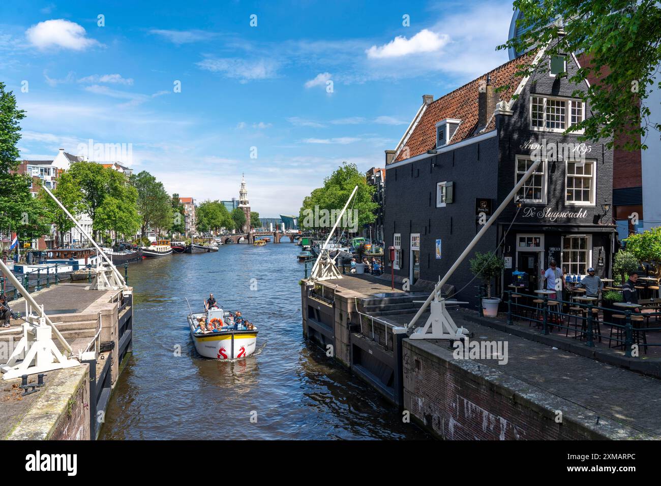 Sint Antoniesluis, sul canale Oudeschans, crociera sul canale, caffetteria, De Sluyswacht, Amsterdam, paesi Bassi Foto Stock