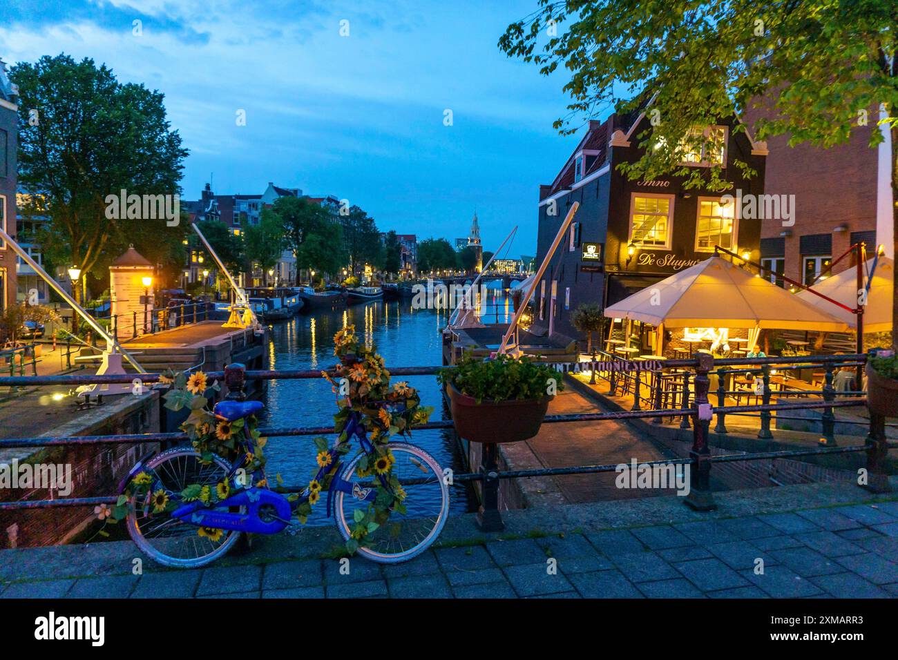 Sint Antoniesluis, sul canale Oudeschans, crociera sul canale, caffetteria, De Sluyswacht, Amsterdam, paesi Bassi Foto Stock
