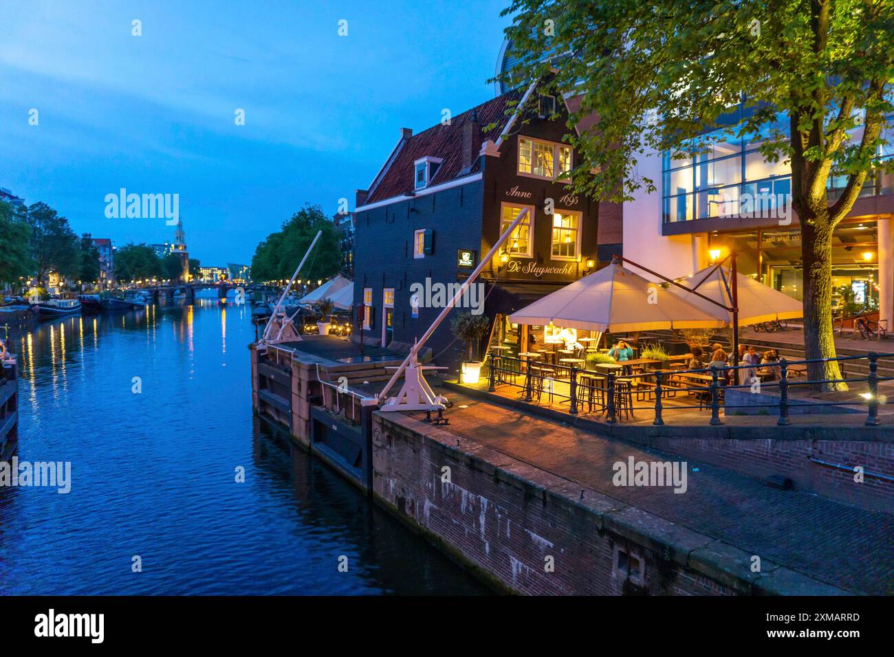 Sint Antoniesluis, sul canale Oudeschans, crociera sul canale, caffetteria, De Sluyswacht, Amsterdam, paesi Bassi Foto Stock