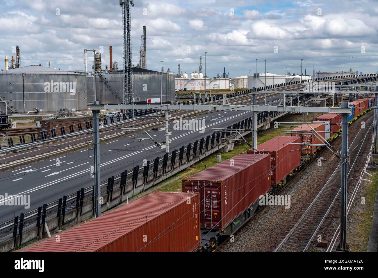 Raffineria di Shell Pernis, la più grande raffineria d'Europa, produzione, logistica e impianti cisterna, produzione di vari prodotti petroliferi come Foto Stock