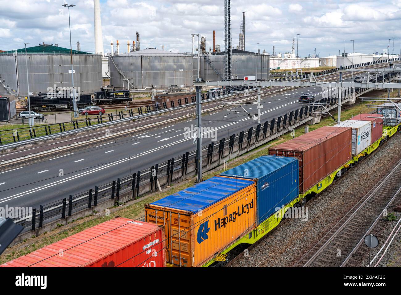 Raffineria di Shell Pernis, la più grande raffineria d'Europa, produzione, logistica e impianti cisterna, produzione di vari prodotti petroliferi come Foto Stock