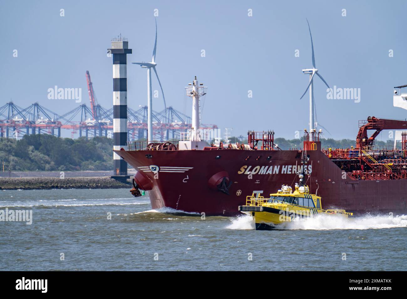 Nave cisterna chimica Sloman Hermes e Crew Transit Vessel SC Emerald, Sima Charters, vista dall'Hoek van Holland all'ingresso del porto di Foto Stock