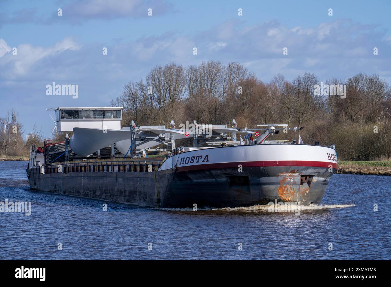 Trasporto di rotori, pale per turbine eoliche, su chiatta sui canali nei Paesi Bassi, vicino a Groninga, dal produttore al montaggio in loco Foto Stock