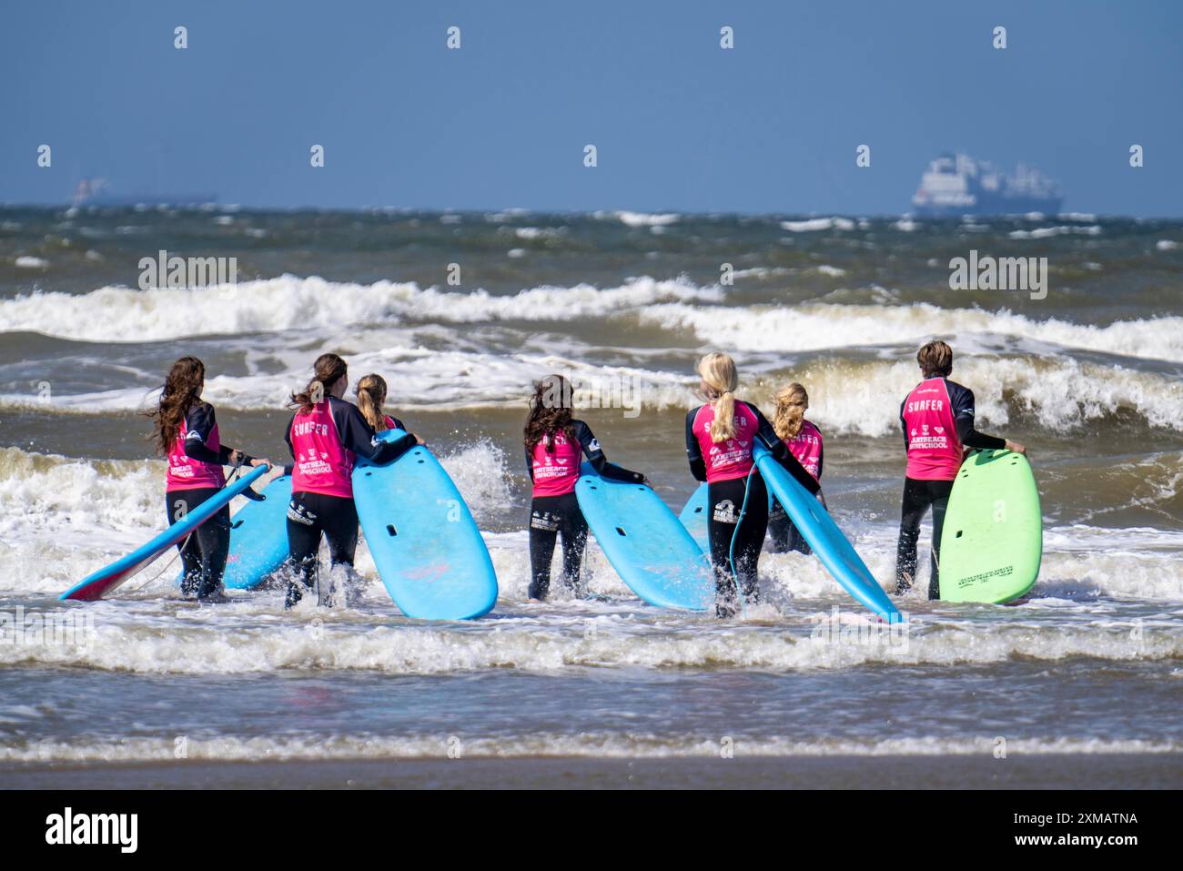 Corso per surfisti, principianti del surf, sulla spiaggia di Scheveningen, Paesi Bassi Foto Stock