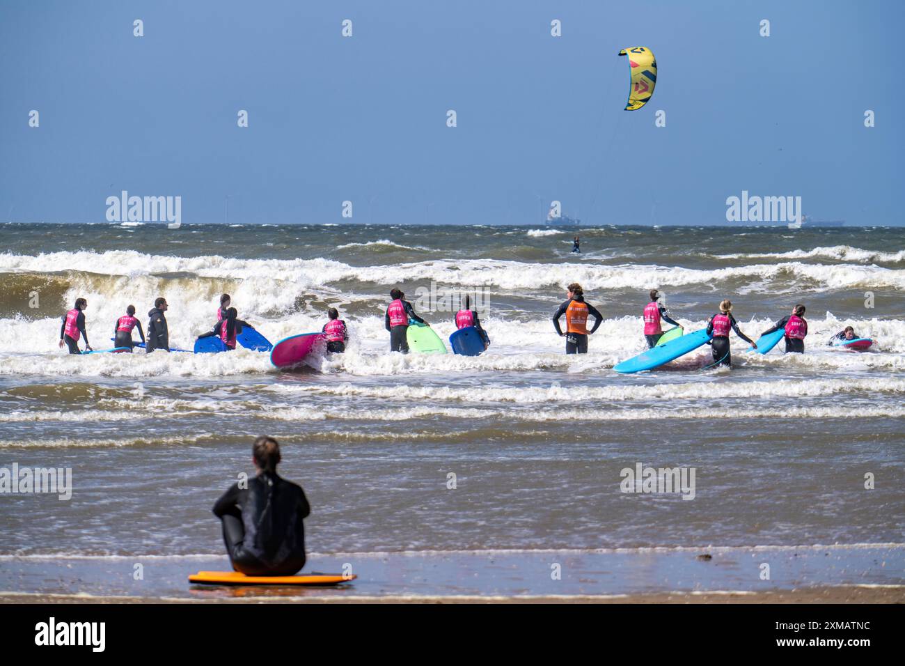 Corso per surfisti, principianti del surf, sulla spiaggia di Scheveningen, Paesi Bassi Foto Stock