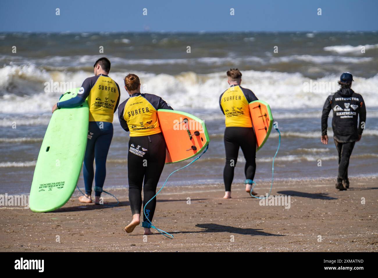 Corso per surfisti, principianti del surf, sulla spiaggia di Scheveningen, Paesi Bassi Foto Stock