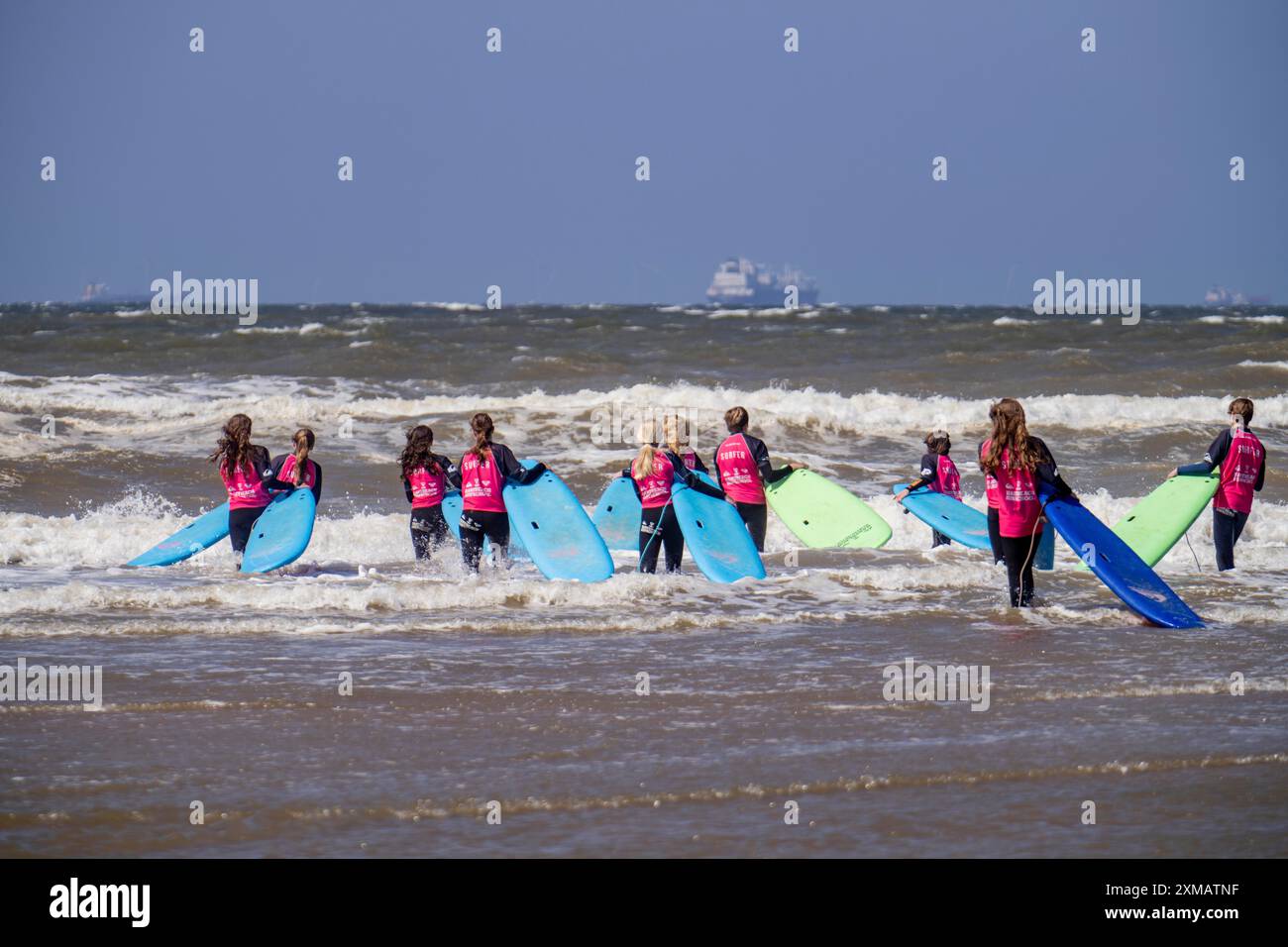 Corso per surfisti, principianti del surf, sulla spiaggia di Scheveningen, Paesi Bassi Foto Stock