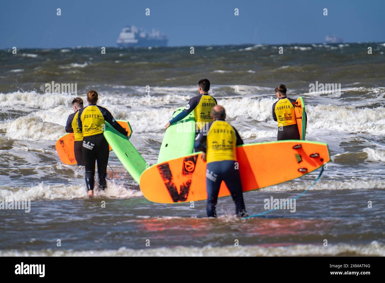 Corso per surfisti, principianti del surf, sulla spiaggia di Scheveningen, Paesi Bassi Foto Stock
