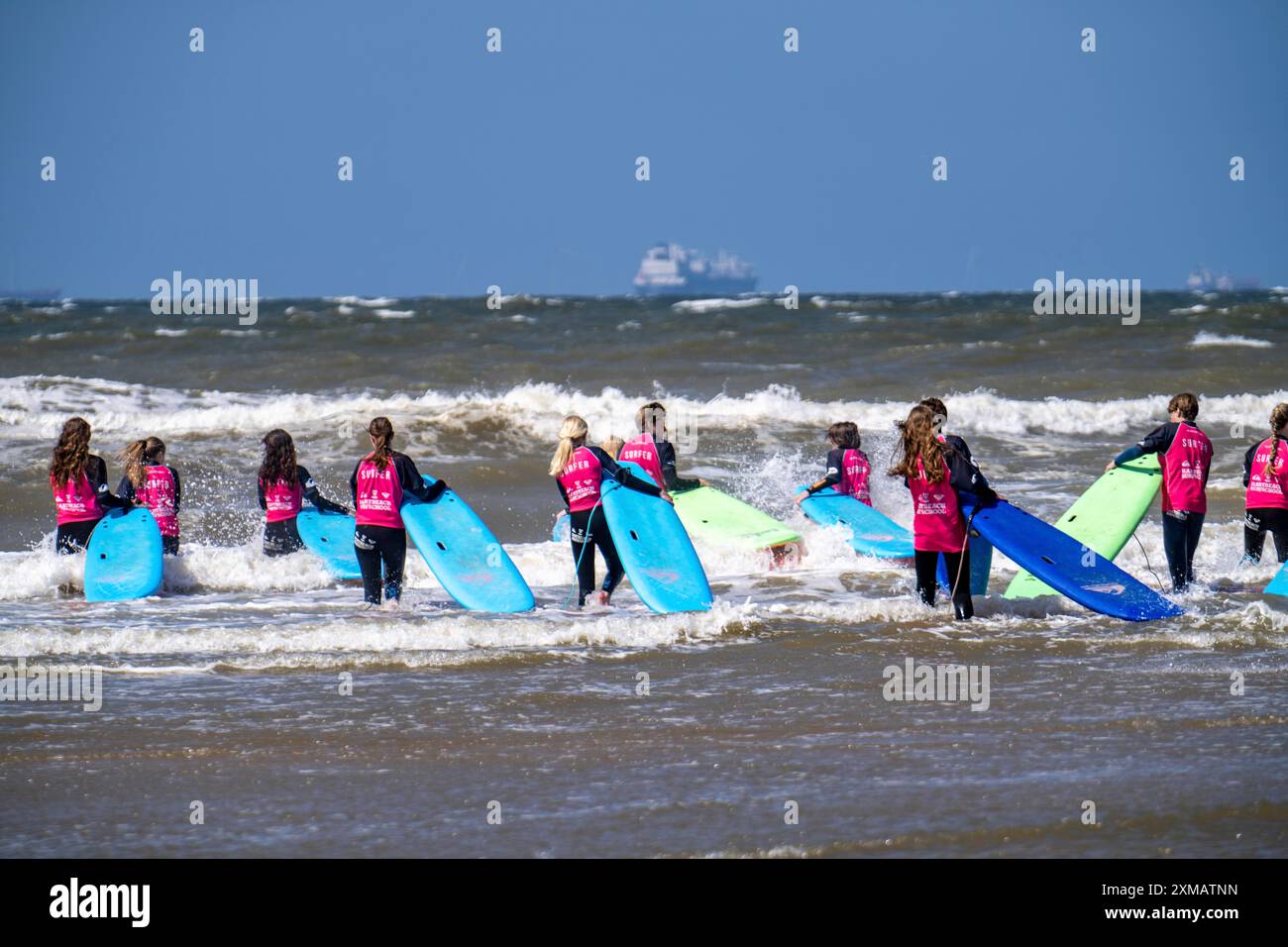 Corso per surfisti, principianti del surf, sulla spiaggia di Scheveningen, Paesi Bassi Foto Stock
