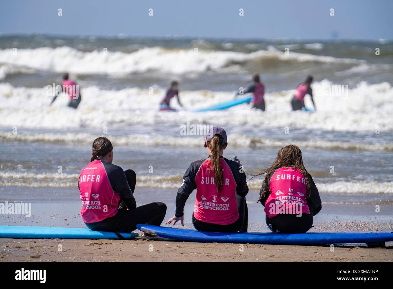 Corso per surfisti, principianti del surf, sulla spiaggia di Scheveningen, Paesi Bassi Foto Stock