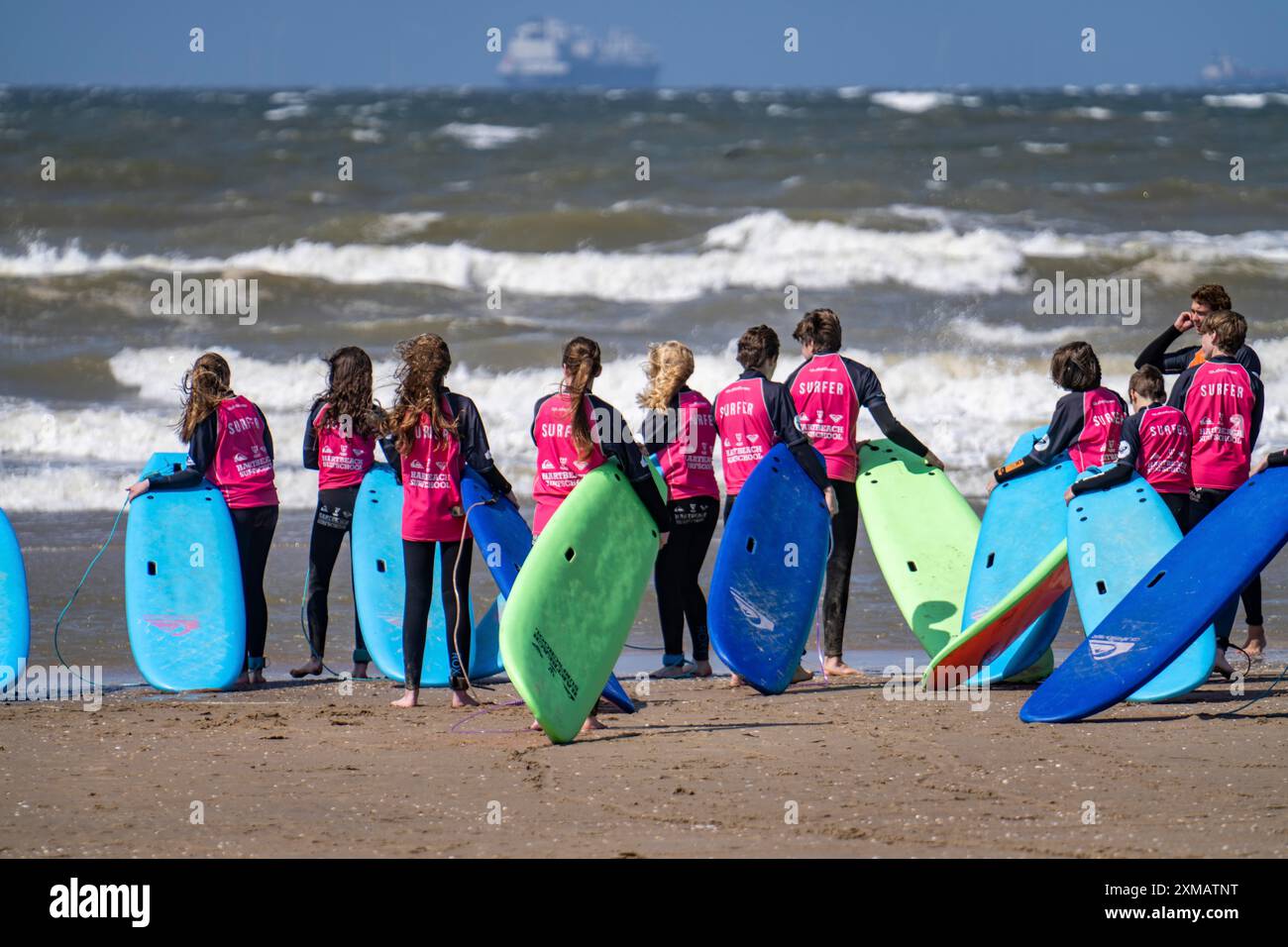 Corso per surfisti, principianti del surf, sulla spiaggia di Scheveningen, Paesi Bassi Foto Stock