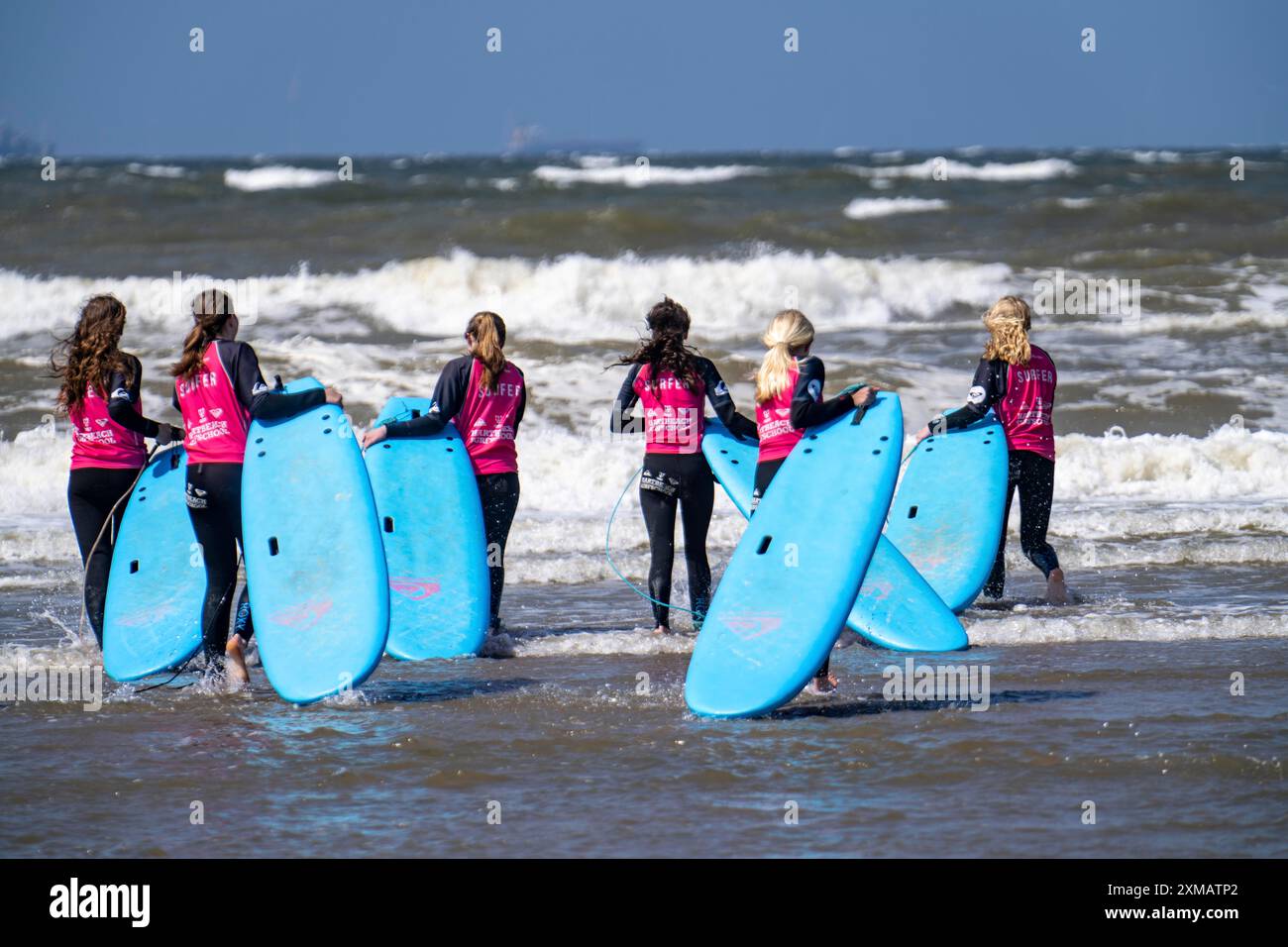 Corso per surfisti, principianti del surf, sulla spiaggia di Scheveningen, Paesi Bassi Foto Stock